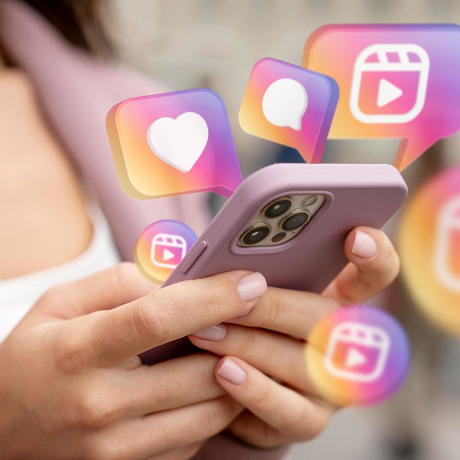 chica viendo redes sociales en su teléfono