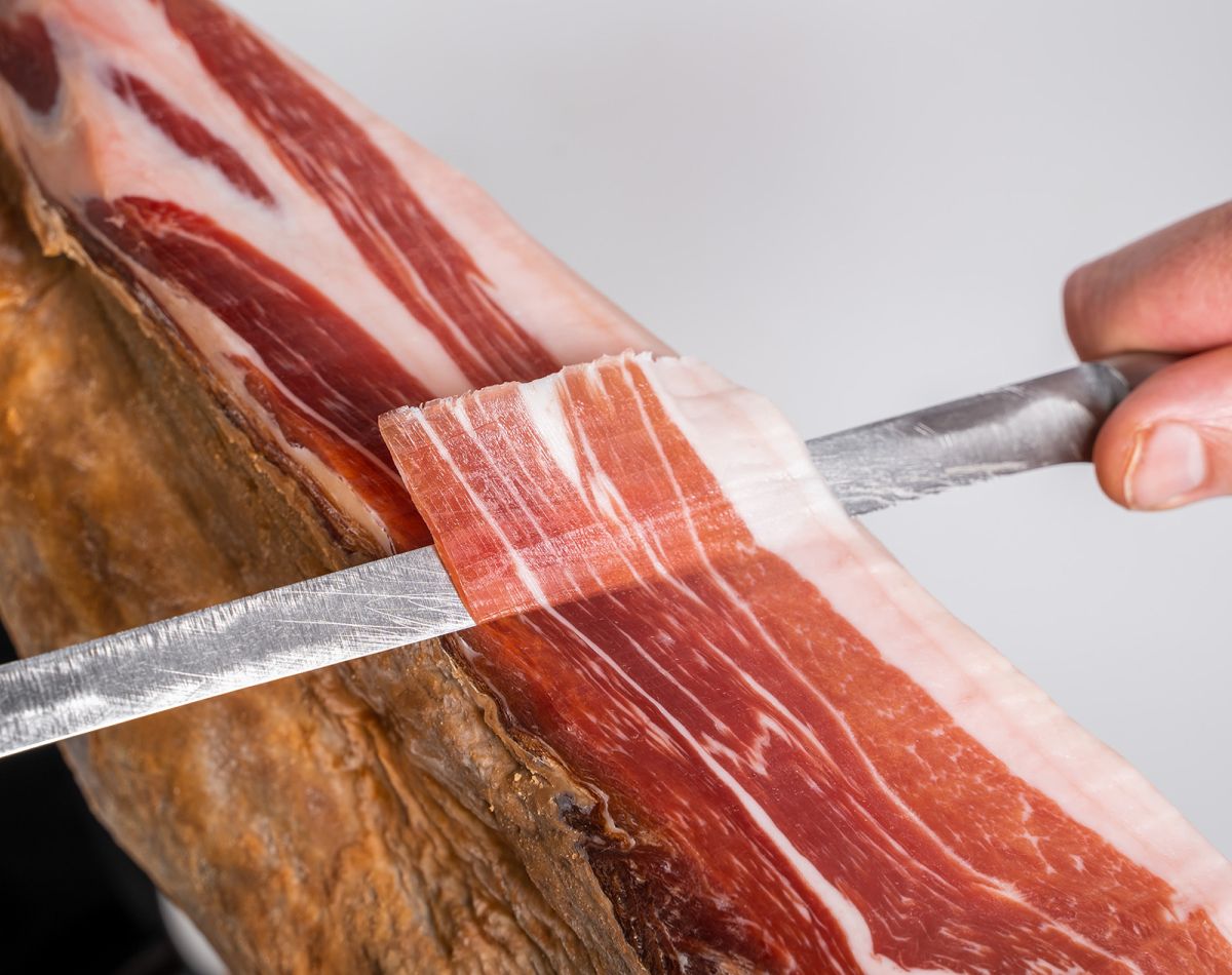 imagen de cuchillo cortando jamón