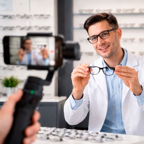 profesional explicando gafas en óptica 